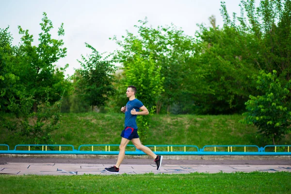 Αθλητική Νεαρός Άνδρας Τρέχει Στη Φύση Υγιεινός Τρόπος Ζωής — Φωτογραφία Αρχείου