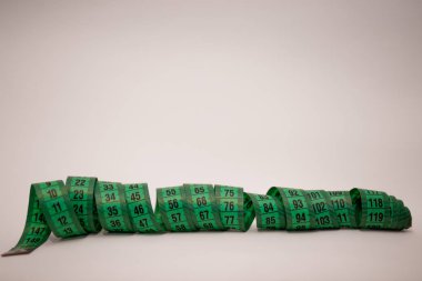 Yeşil şerit metre beyaz arka plan üzerinde izole. Sen çizmek için terzi teyp ölçme