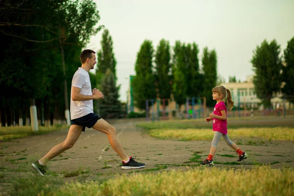 Спортивний Молодий Батько Маленька Донька Роблять Вправи Природі Здоровий Спосіб — стокове фото