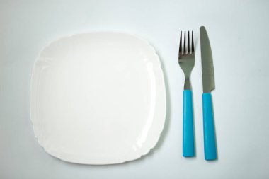 Çatal ve bıçak boş plakalı beyaz arka plan üzerinde izole