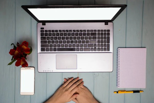 Mujer Negocios Usando Computadora Mesa Escritorio Moderna Oficina Blanca Con — Foto de Stock