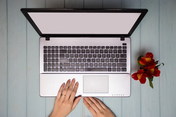 Mujer Negocios Usando Computadora Mesa Escritorio Moderna Oficina Blanca Con — Foto de Stock