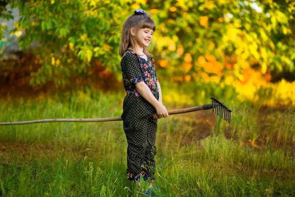 Gelukkige Kleine Meisje Help Ouders Tuin Met Hark — Stockfoto