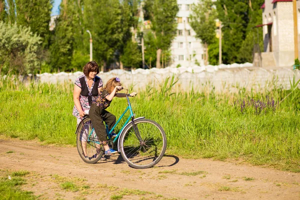 Grand Mère Enseigne Petite Fille Monter Vieux Gros Vélo — Photo