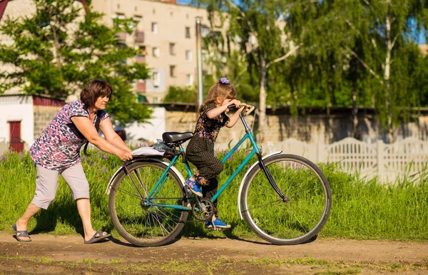 Großmutter Lehrt Kleine Enkelin Altes Großes Fahrrad Fahren — Stockfoto