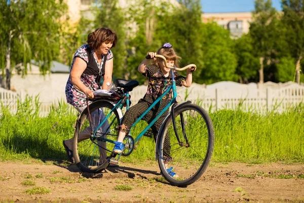 Бабуся Вчить Маленьку Онучку Їздити Старому Великому Велосипеді — стокове фото