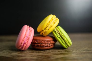 Beyaz arka plan üzerinde renkli tatlı macarons göl kenarında