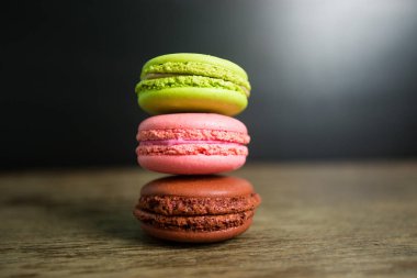 Beyaz arka plan üzerinde renkli tatlı macarons göl kenarında