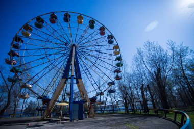 Mavi gökyüzü arkaplanlı dönme dolap