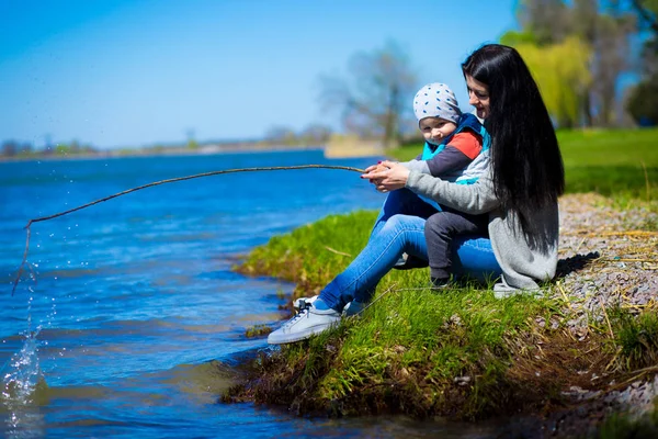 母亲和小儿子在湖岸边的渔民玩耍 幸福家庭 — 图库照片