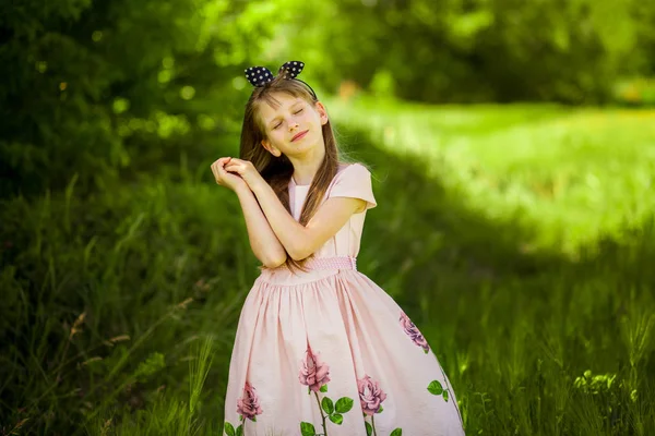 Retrato Hermosa Niña Vestido Elegante Medio Del Campo Verano Verde — Foto de Stock