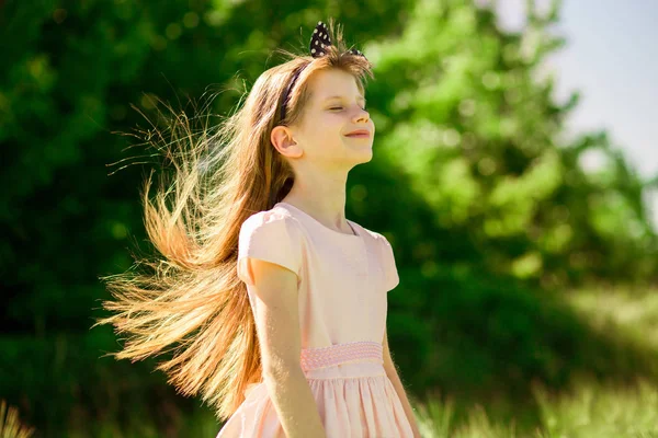 Retrato Menina Bonita Vestido Elegante Meio Campo Verão Verde — Fotografia de Stock