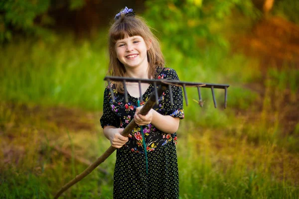 Ragazzina Felice Aiutare Genitori Giardino Con Rastrello Lavori Stagionali Giardino — Foto Stock