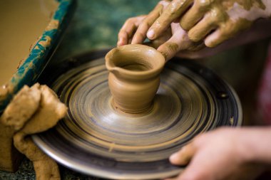 Kil pot closeup sculpts. Modelleme kil yakın çekim. Beyaz adam gemi gündüz Beyaz kil hızlı hareketli çemberde yapma. Sanat, yaratıcılık. Ukrayna, kültürel gelenekleri. Hobiler