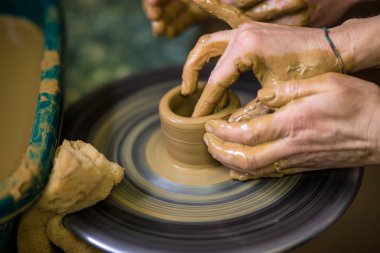 Kil pot closeup sculpts. Modelleme kil yakın çekim. Beyaz adam gemi gündüz Beyaz kil hızlı hareketli çemberde yapma. Sanat, yaratıcılık. Ukrayna, kültürel gelenekleri. Hobiler