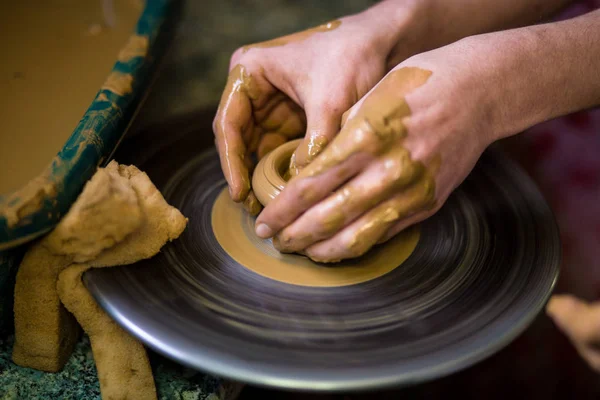 Clay Pot Vértes Sculpts Modellezés Agyag Közelről Kaukázusi Férfi Így — Stock Fotó