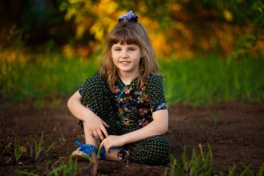 Gün batımında Park'ta yürüyordunuz sevimli gülümseyen kız portresi. Çocuk mutlu sonbahar geldi