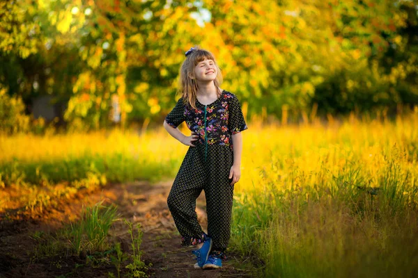 Retrato Menina Sorridente Adorável Andando Parque Pôr Sol Criança Feliz — Fotografia de Stock