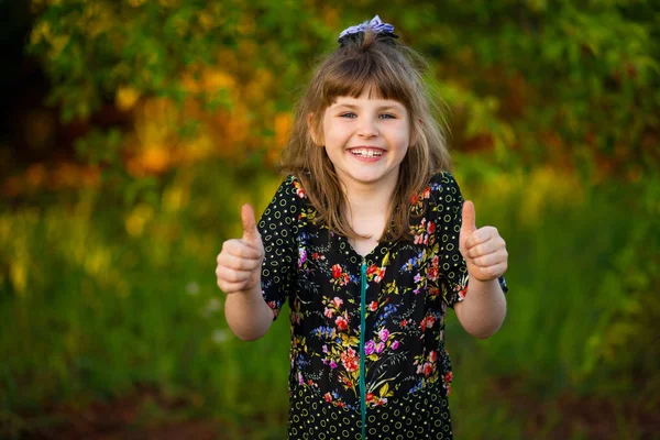 Портрет Щасливої Смішної Дівчини Показує Великі Пальці Парку Заході Сонця — стокове фото