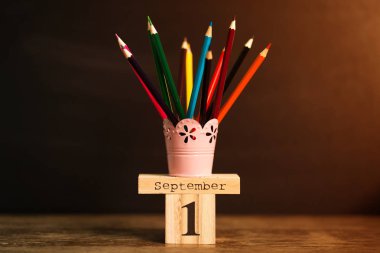 1 Eylül siyah kara tahta arka plan ile okul malzemeleri takvimi ayarlayın. Geri okul kavramı. Öğrenci çalışma alanı arka plan