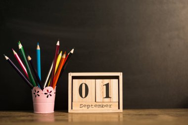 1 Eylül siyah kara tahta arka plan ile okul malzemeleri takvimi ayarlayın. Geri okul kavramı. Öğrenci çalışma alanı arka plan