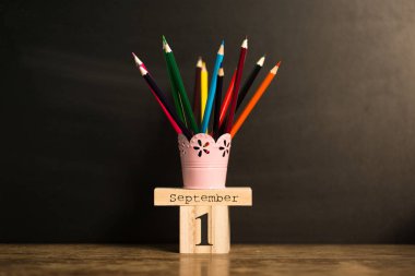 1 Eylül siyah kara tahta arka plan ile okul malzemeleri takvimi ayarlayın. Geri okul kavramı. Öğrenci çalışma alanı arka plan