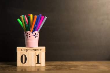 1 Eylül siyah kara tahta arka plan ile okul malzemeleri takvimi ayarlayın. Geri okul kavramı. Öğrenci çalışma alanı arka plan