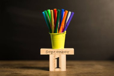 1 Eylül siyah kara tahta arka plan ile okul malzemeleri takvimi ayarlayın. Geri okul kavramı. Öğrenci çalışma alanı arka plan