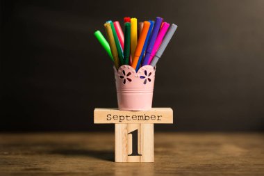 1 Eylül siyah kara tahta arka plan ile okul malzemeleri takvimi ayarlayın. Geri okul kavramı. Öğrenci çalışma alanı arka plan