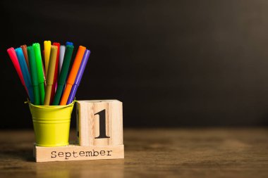 1 Eylül siyah kara tahta arka plan ile okul malzemeleri takvimi ayarlayın. Geri okul kavramı. Öğrenci çalışma alanı arka plan