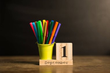 1 Eylül siyah kara tahta arka plan ile okul malzemeleri takvimi ayarlayın. Geri okul kavramı. Öğrenci çalışma alanı arka plan