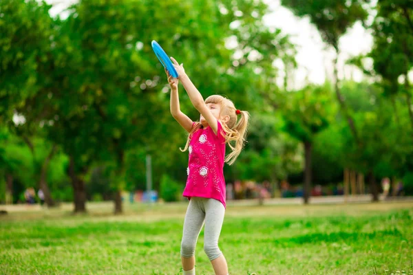 Kleines Mädchen Spielt Mit Fliegender Scheibe Bewegung Spielt Freizeitaktivitätsspiele Sommerpark — Stockfoto