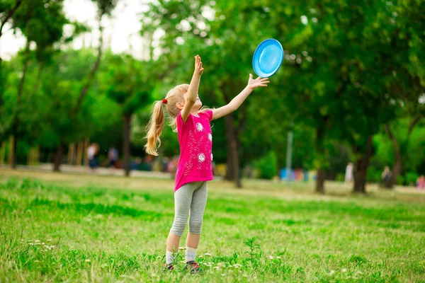 少女が夏の公園でレジャー活動をプレイに動き ディスクを飛んで遊んでください — ストック写真
