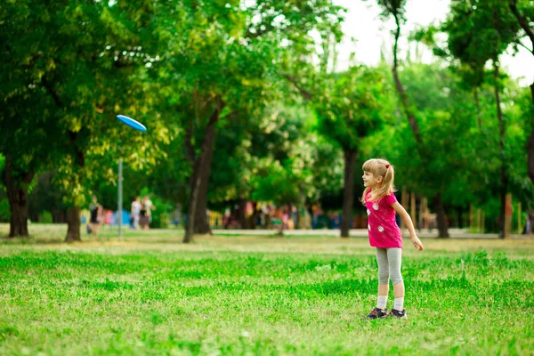 Petite Fille Jouer Avec Disque Volant Mouvement Jouer Des Jeux — Photo