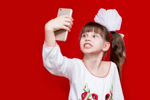 Κοριτσάκι Τρελό Πρόσωπο Κρατήστε Τηλέφωνο Και Πάρτε Την Εικόνα Κόκκινο — Φωτογραφία Αρχείου
