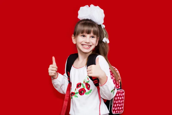 Carino Sorridente Bambina Uniforme Scolastica Fiocchi Bianchi Con Zaino Sfondo — Foto Stock