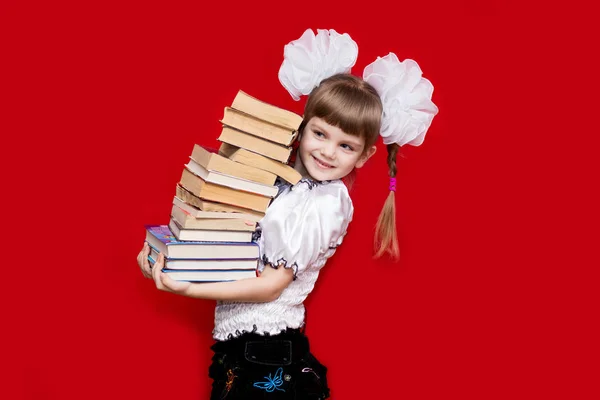 Μικρό Κορίτσι Κρατήστε Πολλά Βιβλία Που Απομονώνονται Κόκκινο Την Ιδέα — Φωτογραφία Αρχείου