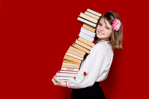 Menina Segurar Muitos Livros Isolados Vermelho Conceito Conhecimento Escola Amante — Fotografia de Stock
