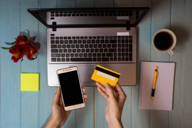 satın ürünler alışveriş online yeni teknolojileri kavramı. kadın ile banka kredi kartı ve kafede dizüstü bilgisayar satın alma. Üstten Görünüm. Düz yatıyordu