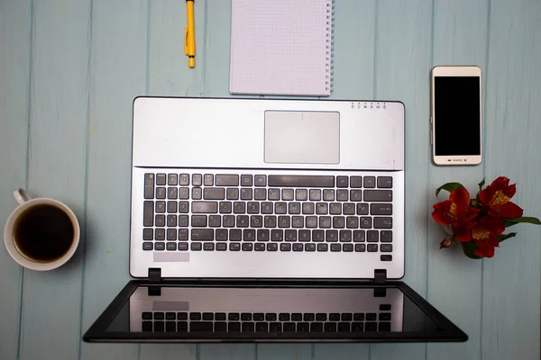 Table Bureau Moderne Avec Ordinateur Portable Tasse Café Fleurs Concept — Photo