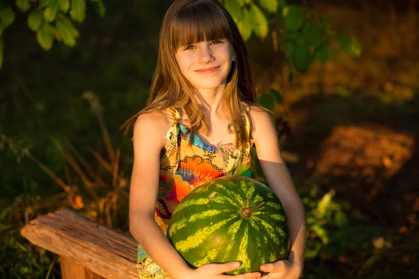 幸せな子供の女の子は 晴れた日の非常に大きなスイカを保持します 健康的な食事の概念 — ストック写真