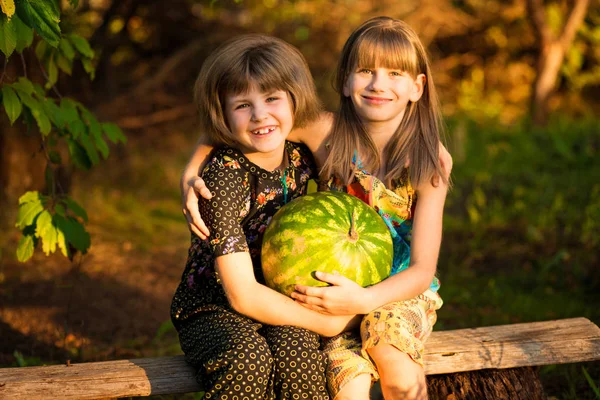 Bambini Felici Tengono Anguria Molto Grande Giorno Soleggiato Alimentazione Sana — Foto Stock