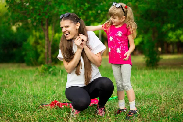 Мать Маленькая Дочь Играют Вместе Парке Портрет Счастливой Семьи Счастливого — стоковое фото