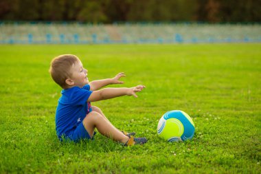 Stadyum üzerinde küçük komik çocuk oyun futbol yaz gün