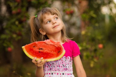 Kız mutlu çocuk yaz aylarında karpuz yiyor. Sağlıklı beslenme kavramı