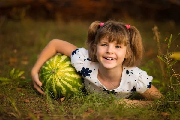 Gelukkig Kind Meisje Liggen Gras Knuffel Van Zeer Grote Watermeloen — Stockfoto
