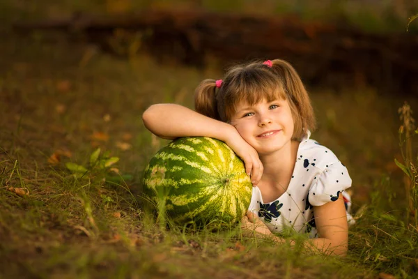 Glückliche Kind Mädchen Liegen Auf Gras Und Umarmen Sehr Große — Stockfoto