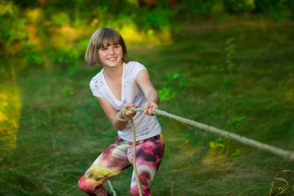 Sportieve Meisje Touwtrekken Competitie Zomervakanties — Stockfoto