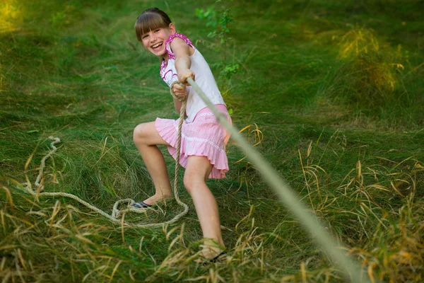 Menina Desportiva Puxão Competição Guerra Férias Verão — Fotografia de Stock