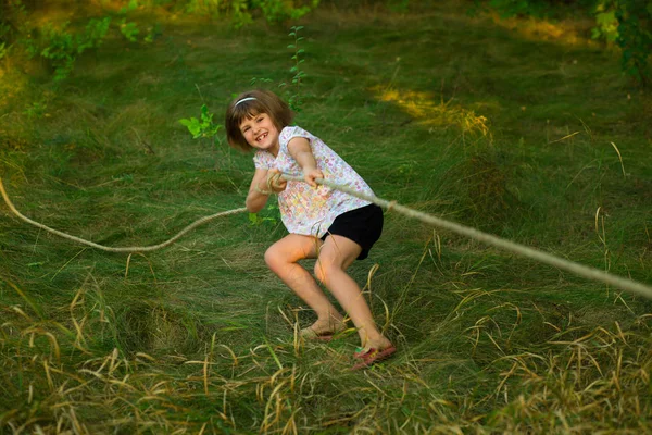 Fille Sportive Remorqueur Compétition Guerre Vacances Été — Photo